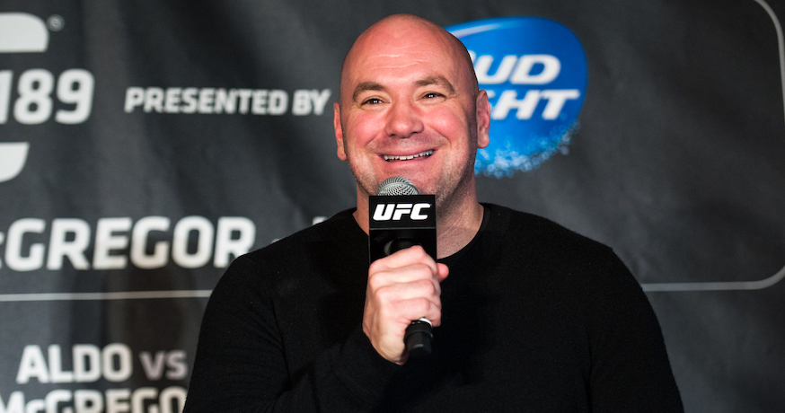 Dana White pratar i en mikrofon