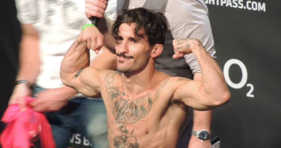 Ian McCall poserar med bar överkropp