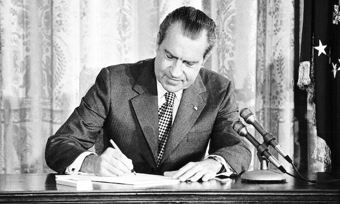 Richard Nixon underskriver lovforslag
