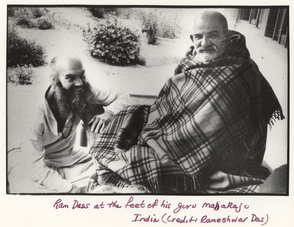 zwart-wit foto van ram dass en zijn goeroe neem karoli baba