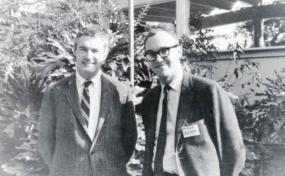 Mladý Timothy Leary a Ram Dass (Richard Alpert) na černobílé fotografii
